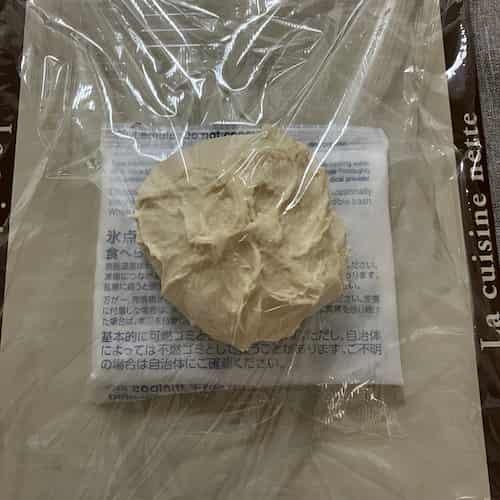 保冷剤、ラップ、生地、ラップの順に重ねている