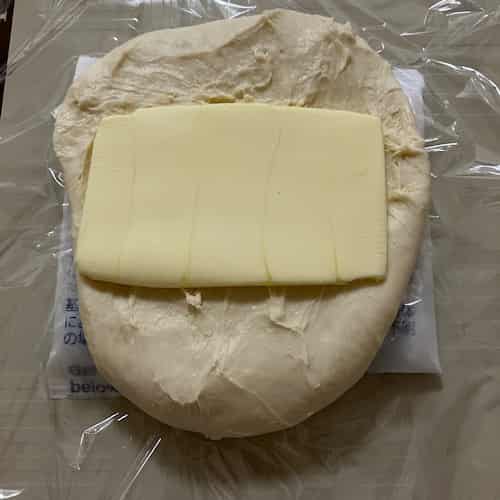 伸ばした生地の中心に、バターシートを置いているところ