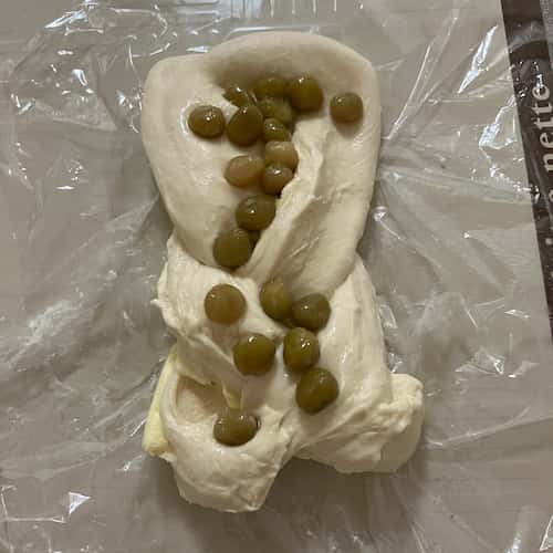 生地を三つ編みし、うぐいす豆を散らしたところ