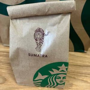 スマトラの量り売りの袋には、勇ましい虎のシールが