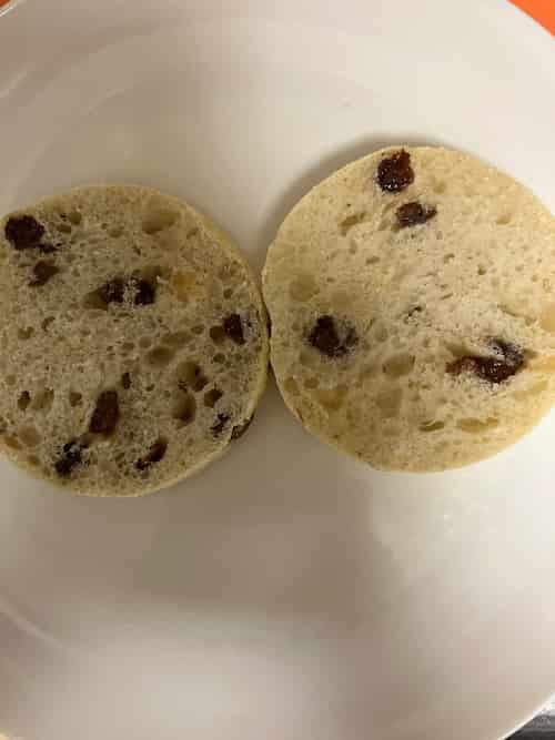 水平にカットしたイングリッシュマフィンの断面。レーズンも見えておいしそう。